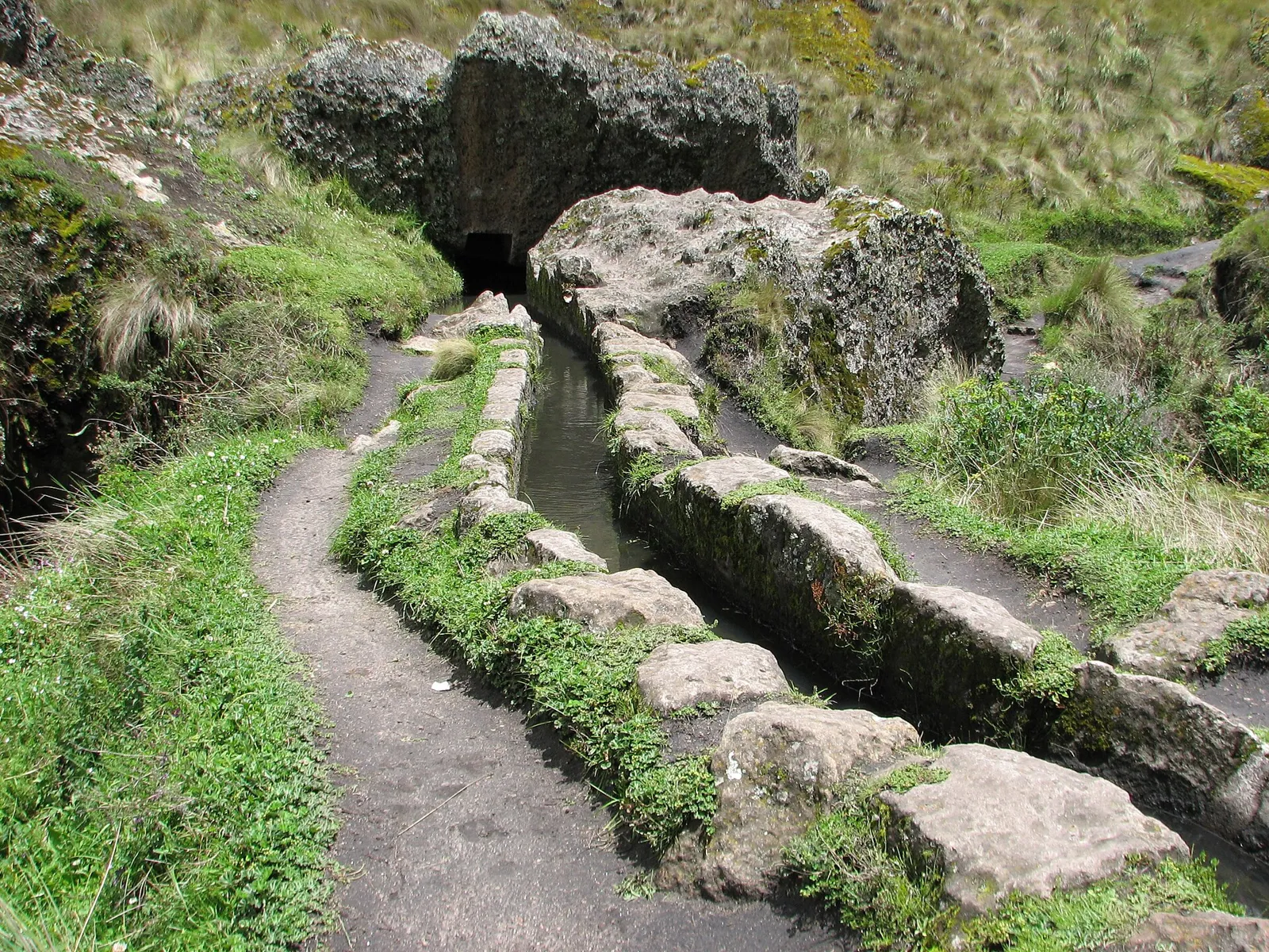 Canal pré-inca de Cumbemayo talhado na rocha vulcânica, nos arredores de Cajamarca