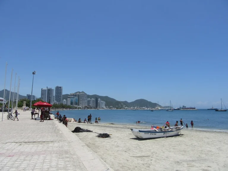 Baía de Santa Marta vista do Camellón Rodrigo de Bastidas, com praia urbana, barcos e prédios ao fundo