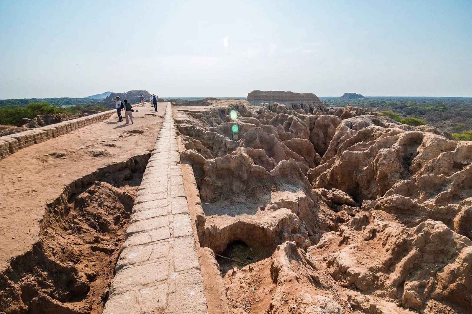 Passarela sobre estruturas de adobe erodidas no Santuário Histórico Bosque de Pómac, área da cultura Sicán em Ferreñafe