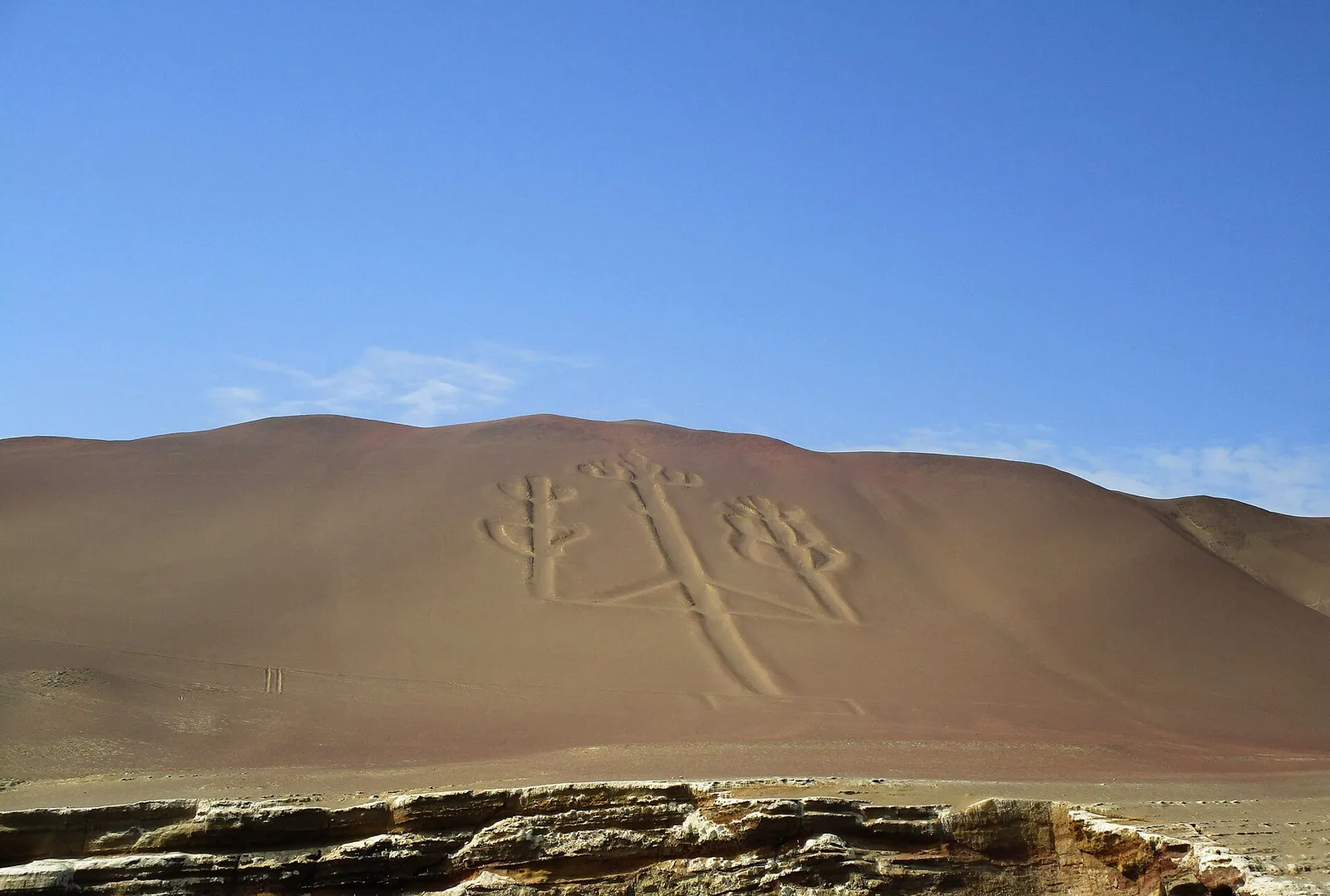 Geoglifo do Candelabro marcado na encosta de areia da península de Paracas, visto do mar