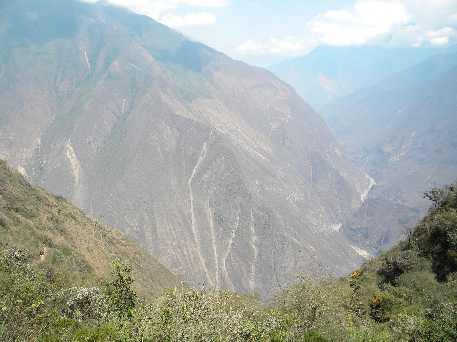 Encostas íngremes do cânion do rio Apurímac, cortado pela trilha que liga Cachora a Choquequirao