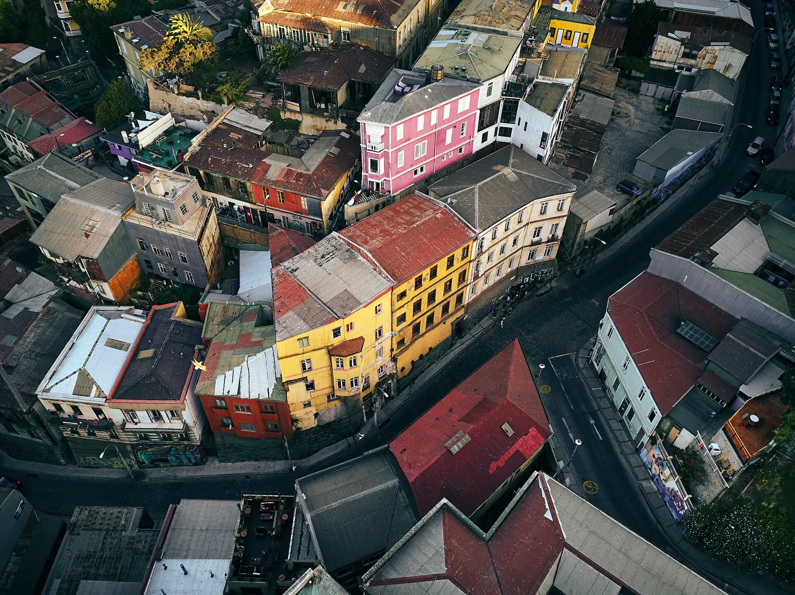 Vista do alto das casas coloridas e telhados do Cerro Concepción, em Valparaíso, com ruas estreitas entre os quarteirões
