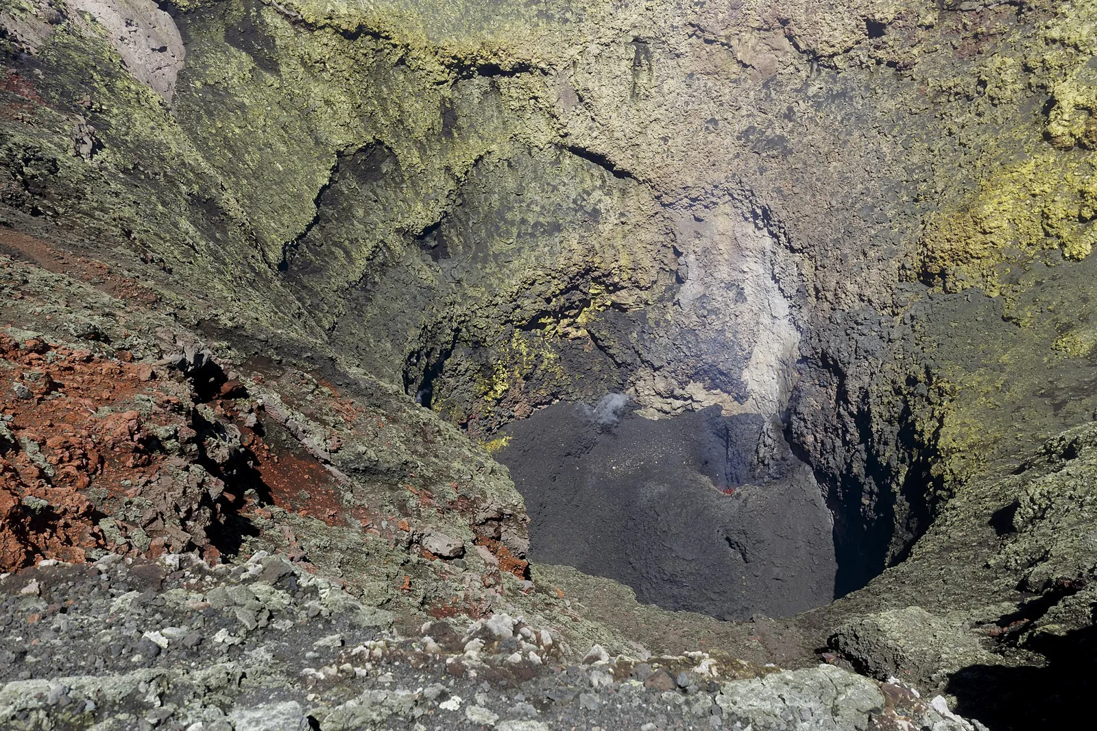 Interior da cratera do vulcão Villarrica, perto de Pucón, com paredes de rocha vulcânica e gases