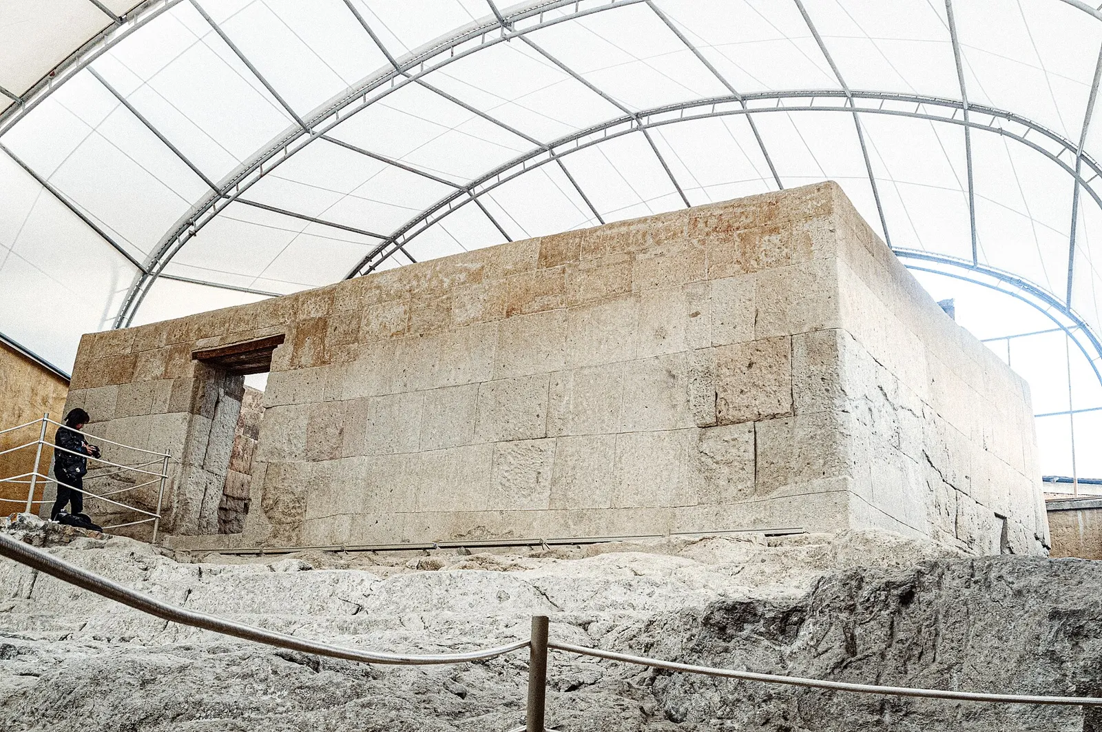 Cuarto del Rescate em Cajamarca, recinto inca de pedra protegido por uma cobertura moderna