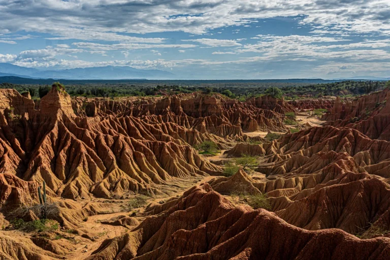 Labirintos de argila avermelhada no setor Cusco do deserto da Tatacoa, com cárcavas profundas sob céu nublado