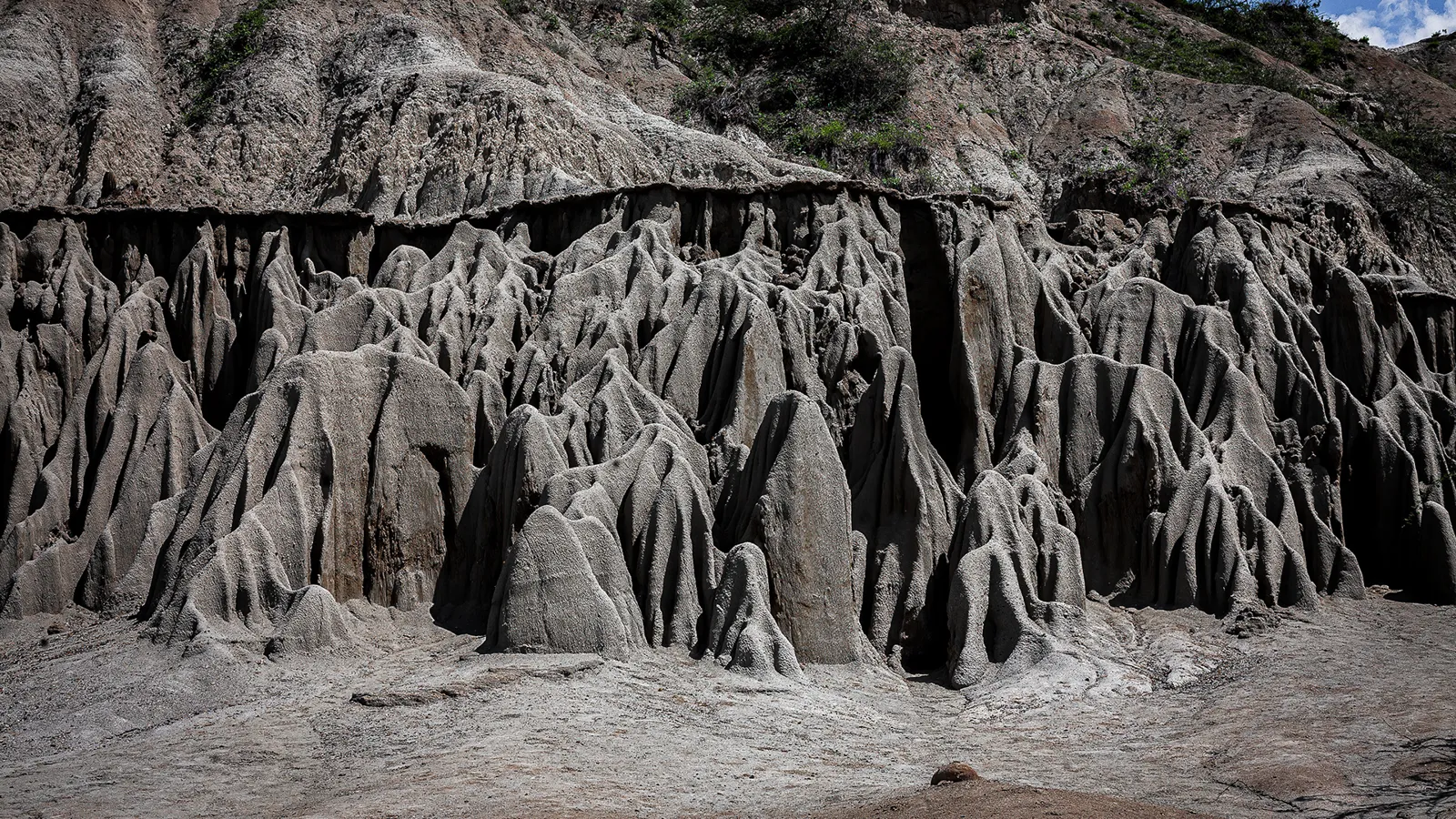 Formações de argila cinza esculpidas pela erosão no setor Los Hoyos, o deserto cinza da Tatacoa