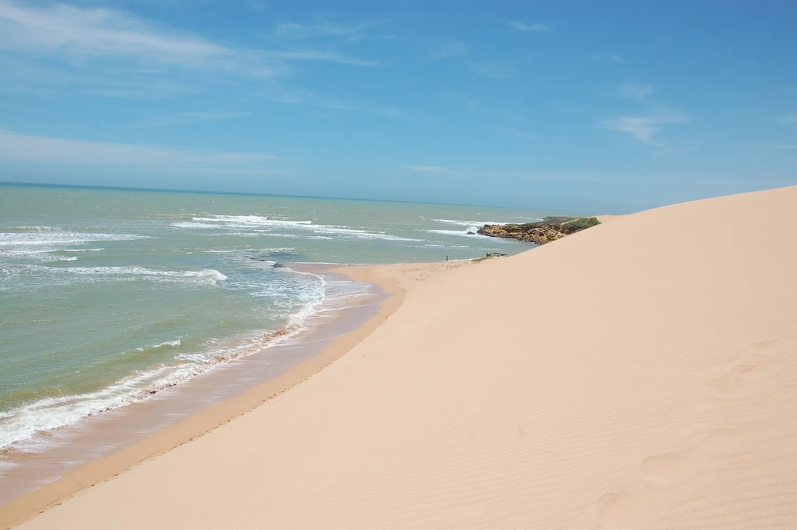 Dunas de Taroa descendo até o mar do Caribe perto de Punta Gallinas, La Guajira