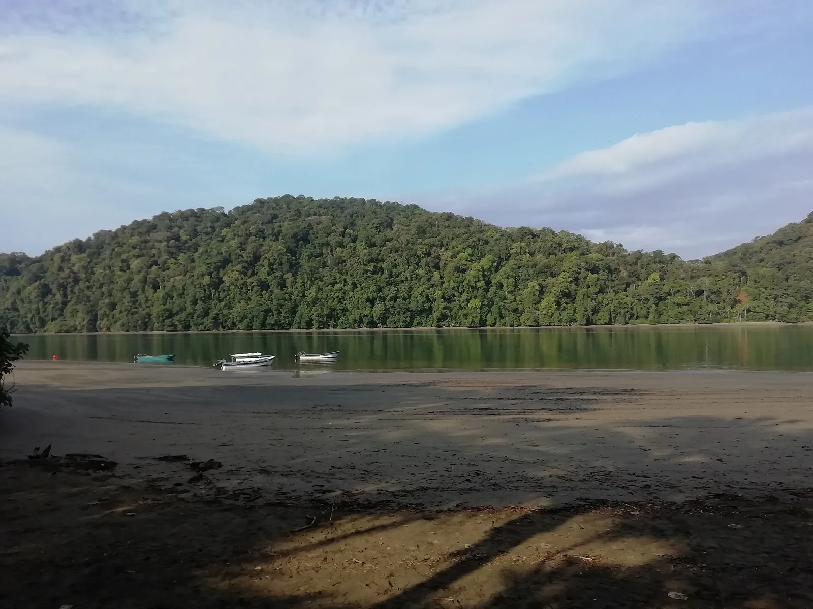 Ensenada de Utría com praia de areia escura, barcos ancorados e morros cobertos de selva, entre Nuquí e Bahía Solano