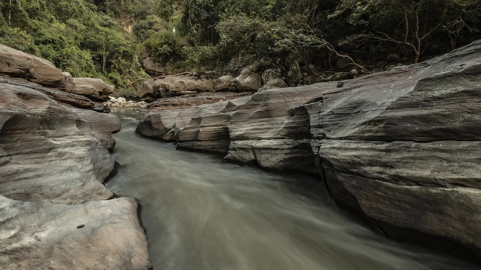 Rio Magdalena passando entre paredes de rocha no Estrecho del Magdalena, perto de San Agustín