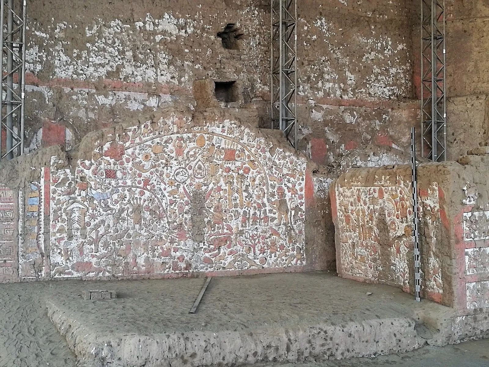 Mural dos Mitos com pintura policromada na Huaca de la Luna, complexo Huacas de Moche, perto de Trujillo