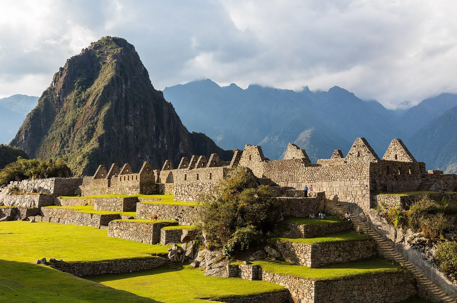 Construções incas de Machu Picchu com a montanha Waynapicchu ao fundo, no Peru