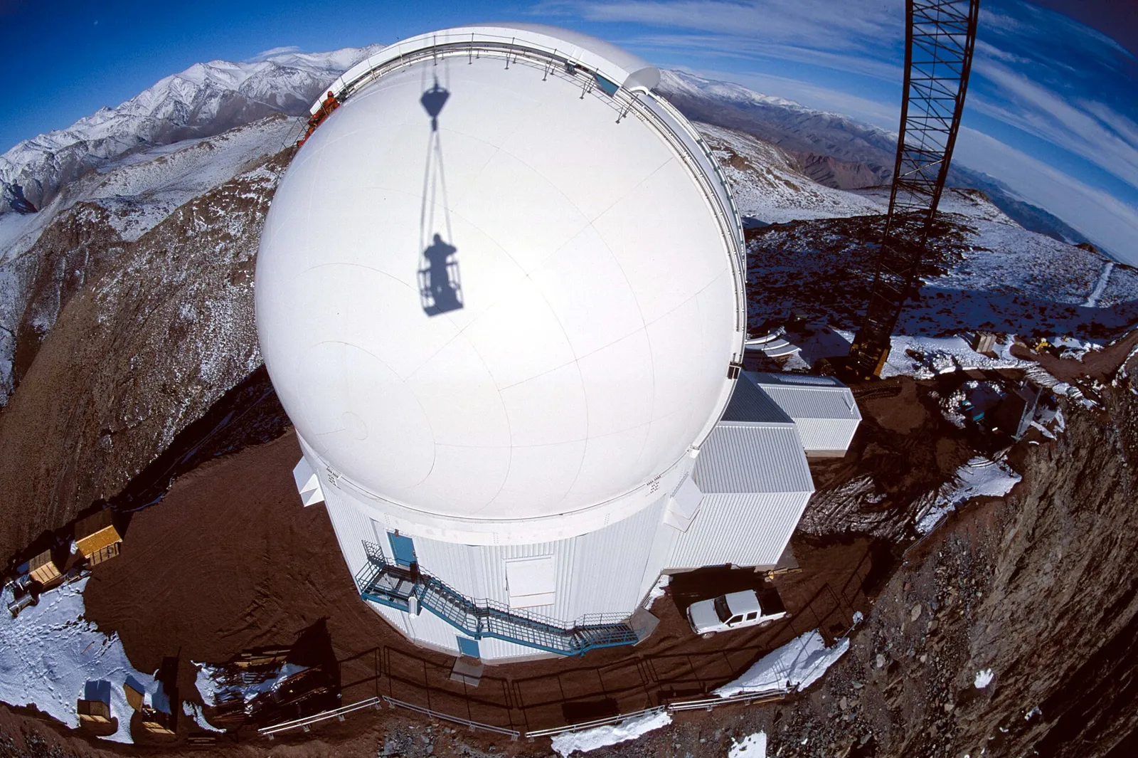 Cúpula branca de telescópio no Observatório Cerro Tololo, no Valle del Elqui, com montanhas ao fundo