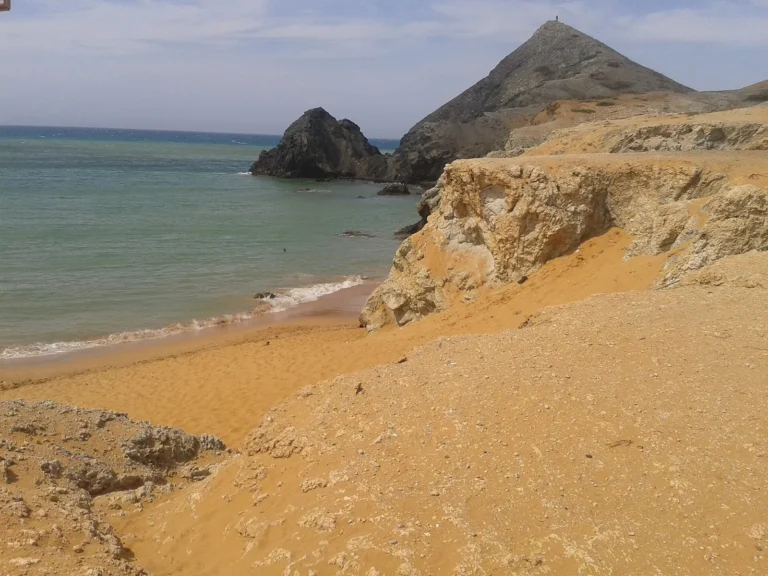 Pilón de Azúcar e praia de areia dourada no Cabo de la Vela, La Guajira, Colômbia