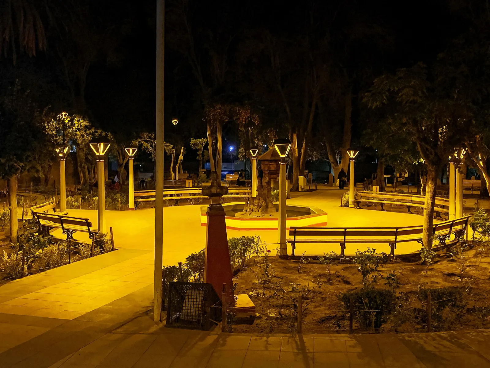 Praça de Pisco Elqui à noite com postes de luz âmbar voltada para baixo, para proteger o céu escuro do Valle del Elqui