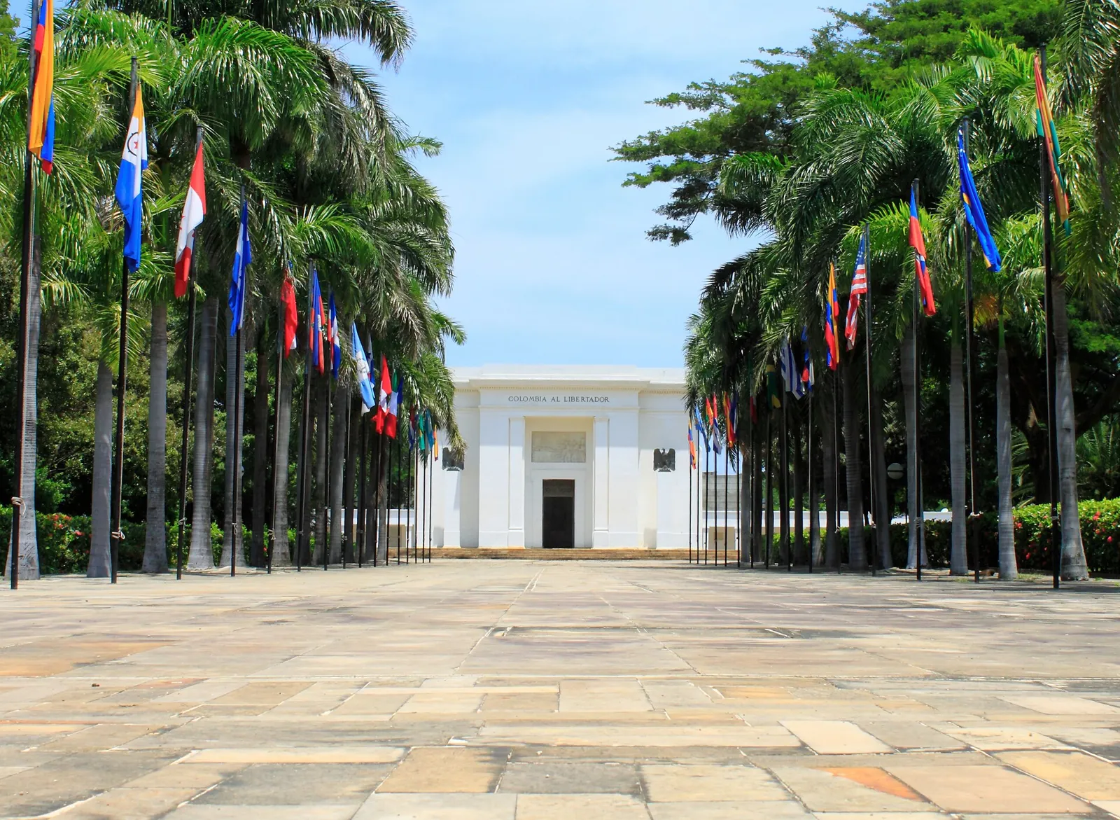 Alameda de palmeiras e bandeiras que leva ao Altar da Pátria na Quinta de San Pedro Alejandrino, em Santa Marta