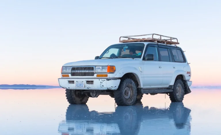 Céu refletido na água sobre o Salar de Uyuni, na Bolívia
