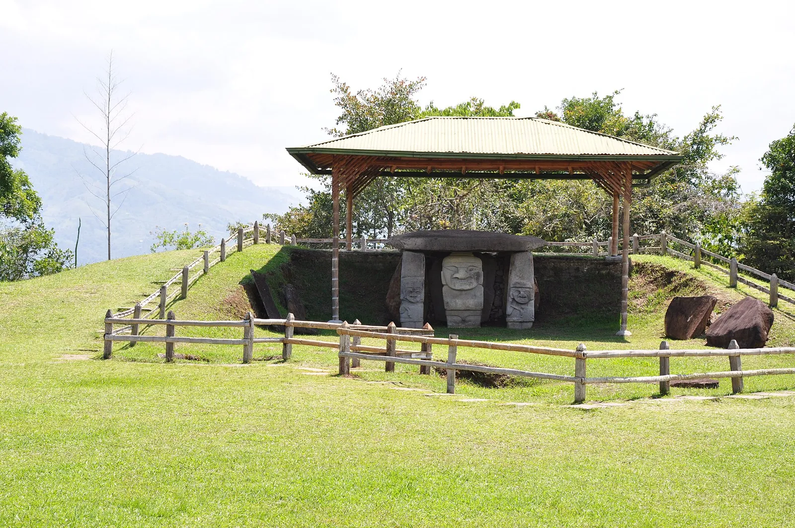 Montículo funerário com estátuas no Alto de los Ídolos, em Isnos, perto de San Agustín na Colômbia