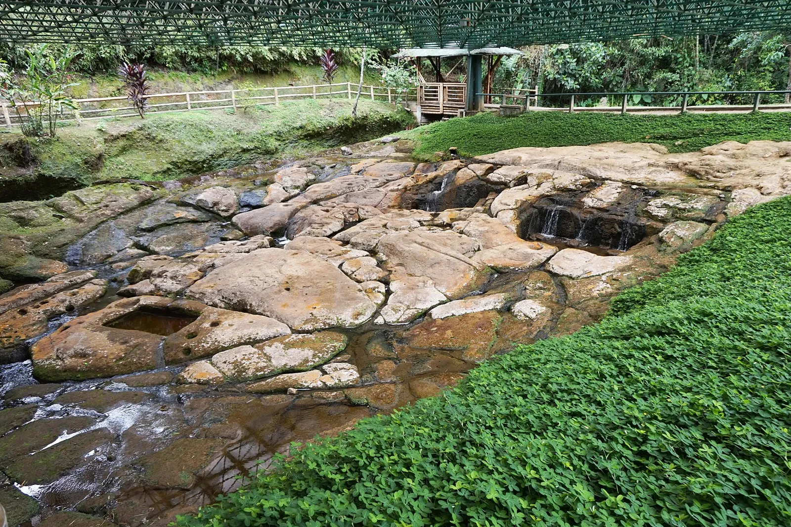 Fuente de Lavapatas, leito de pedra esculpido com canais no Parque Arqueológico de San Agustín