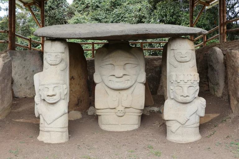 Dólmen funerário com estátuas de pedra na Mesita B do Parque Arqueológico de San Agustín, Colômbia