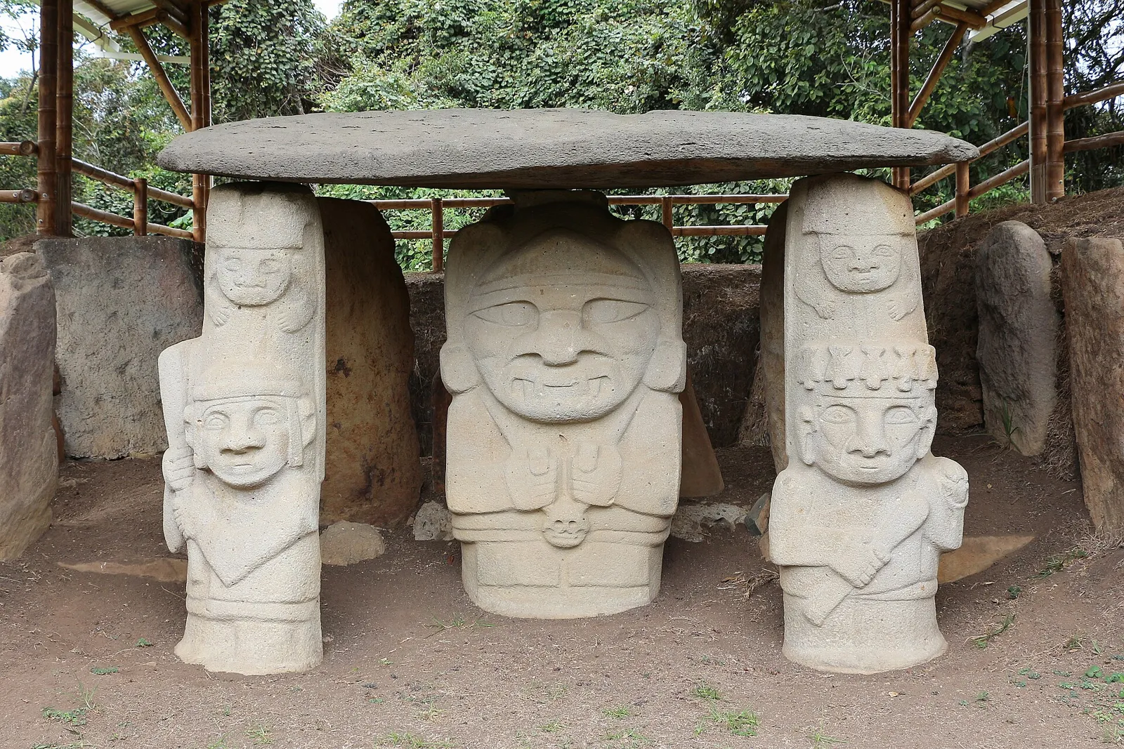 Dólmen funerário com estátuas de pedra na Mesita B do Parque Arqueológico de San Agustín, Colômbia