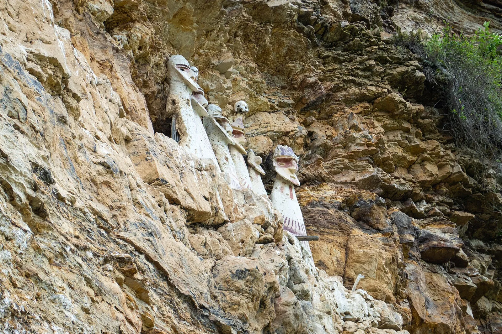 Sarcófagos antropomorfos de Karajía alinhados no paredão de rocha, perto de Chachapoyas, região Amazonas do Peru
