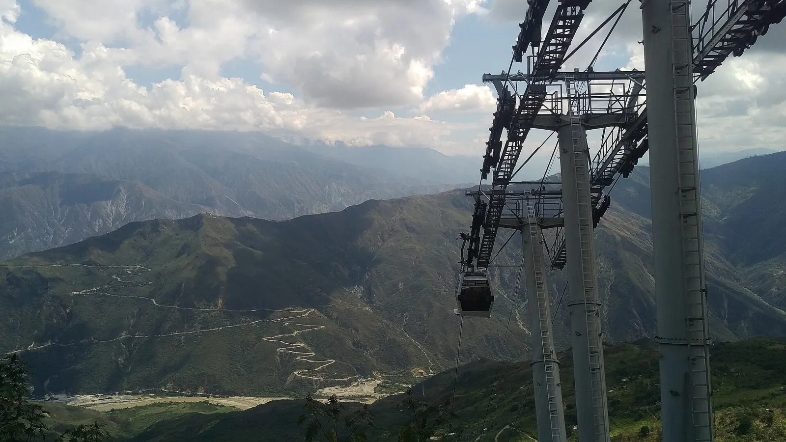 Cabine e torre do teleférico do Parque Nacional del Chicamocha, com as montanhas do cânion do Chicamocha ao fundo