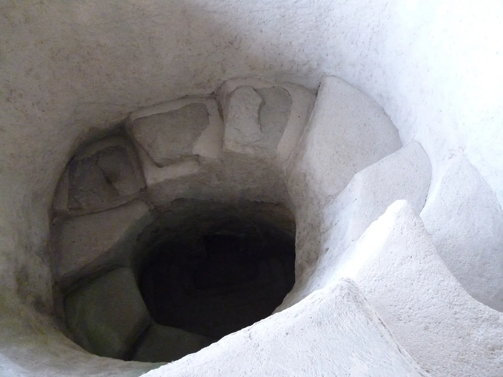 Escada em caracol escavada na rocha que dá acesso a um hipogeu do Alto de Segovia, em Tierradentro