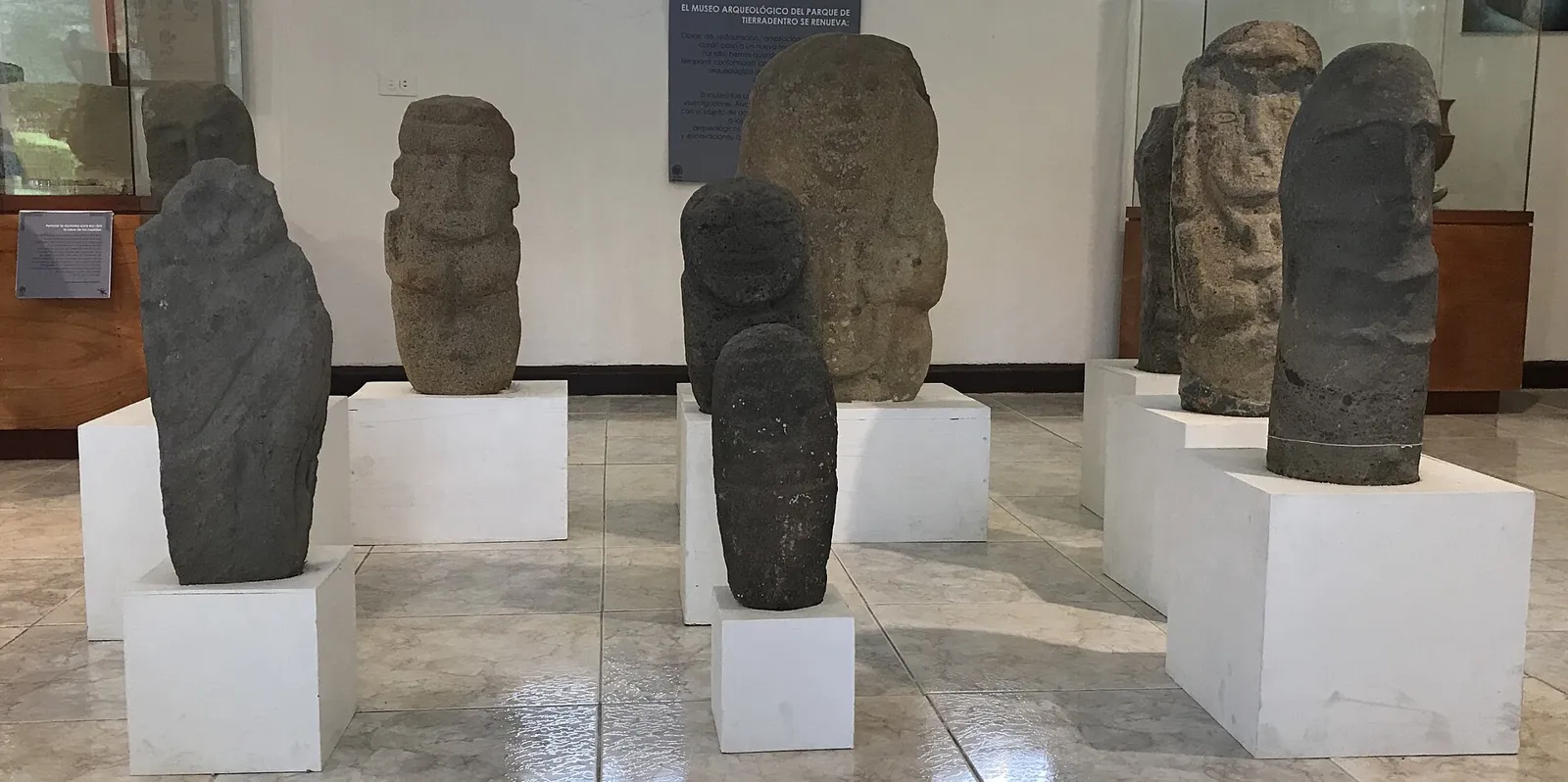 Estátuas de pedra de estilo agustiniano expostas no museu do Parque Arqueológico de Tierradentro, em Inzá, Cauca