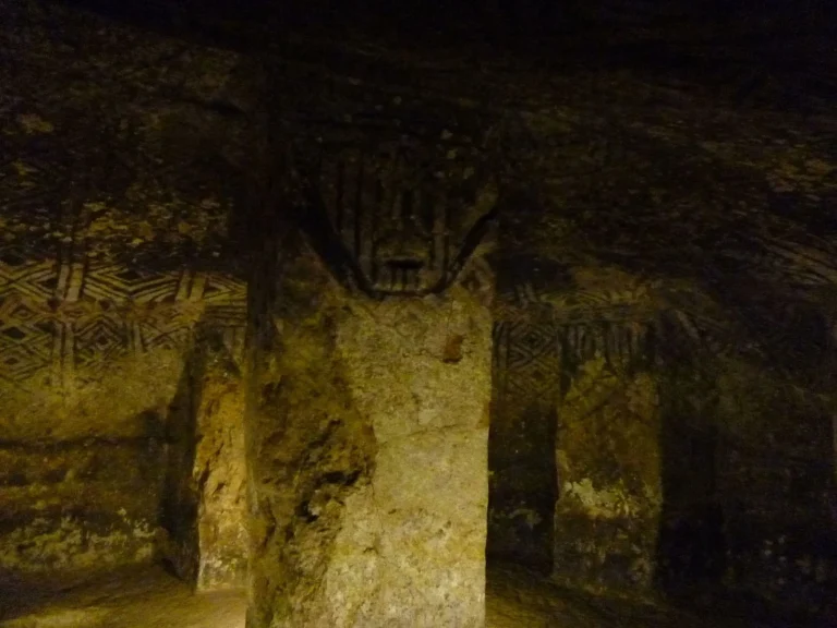 Interior de hipogeo decorado com colunas e pinturas geométricas no Alto de Segovia, Parque Arqueológico de Tierradentro, Colômbia