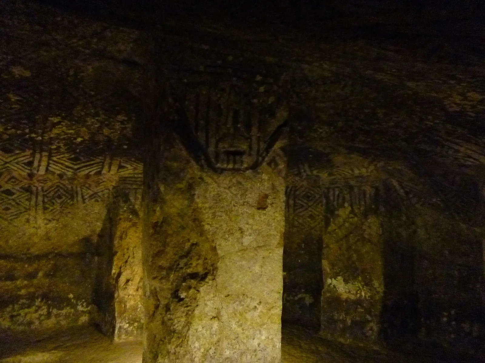 Interior de hipogeo decorado com colunas e pinturas geométricas no Alto de Segovia, Parque Arqueológico de Tierradentro, Colômbia
