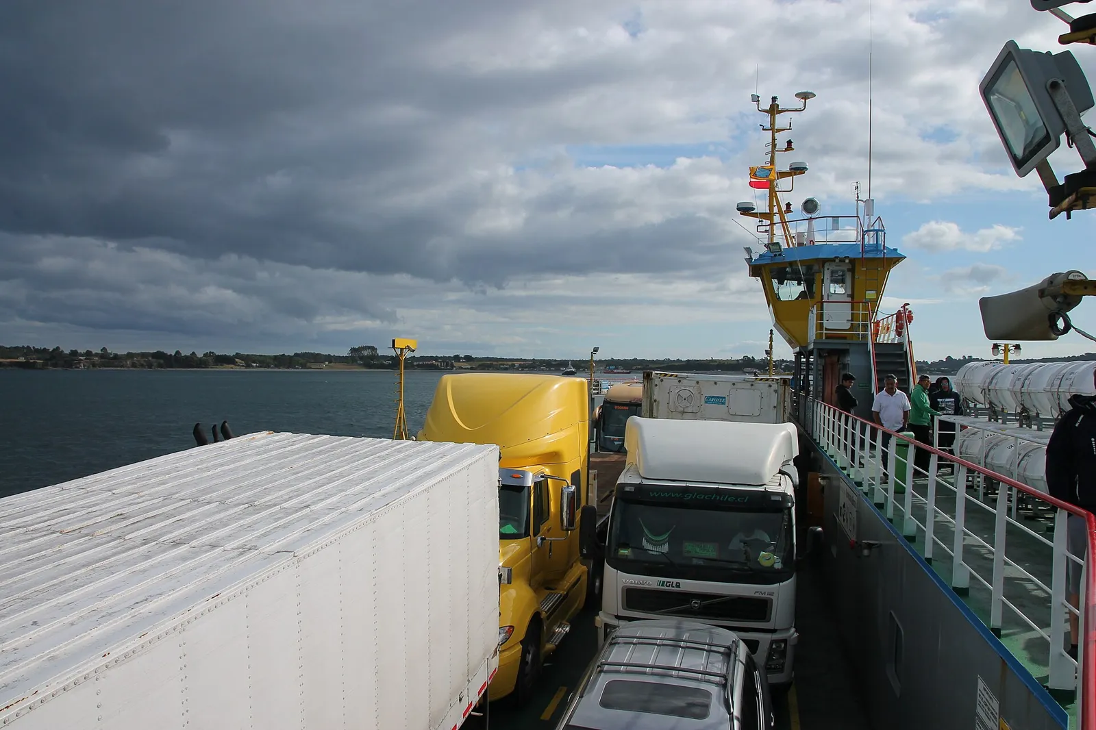 Convés de uma balsa no Canal de Chacao com caminhões e carros, travessia entre Pargua e a ilha de Chiloé