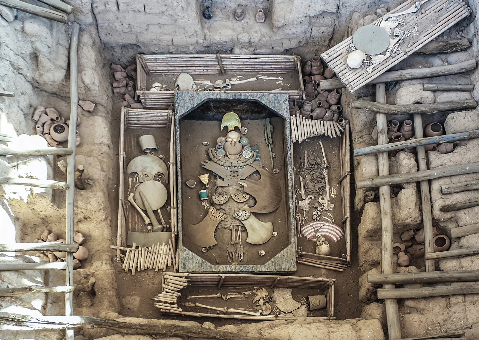 Réplica da tumba do Senhor de Sipán vista de cima em Huaca Rajada, com o ataúde central e os acompanhantes ao redor