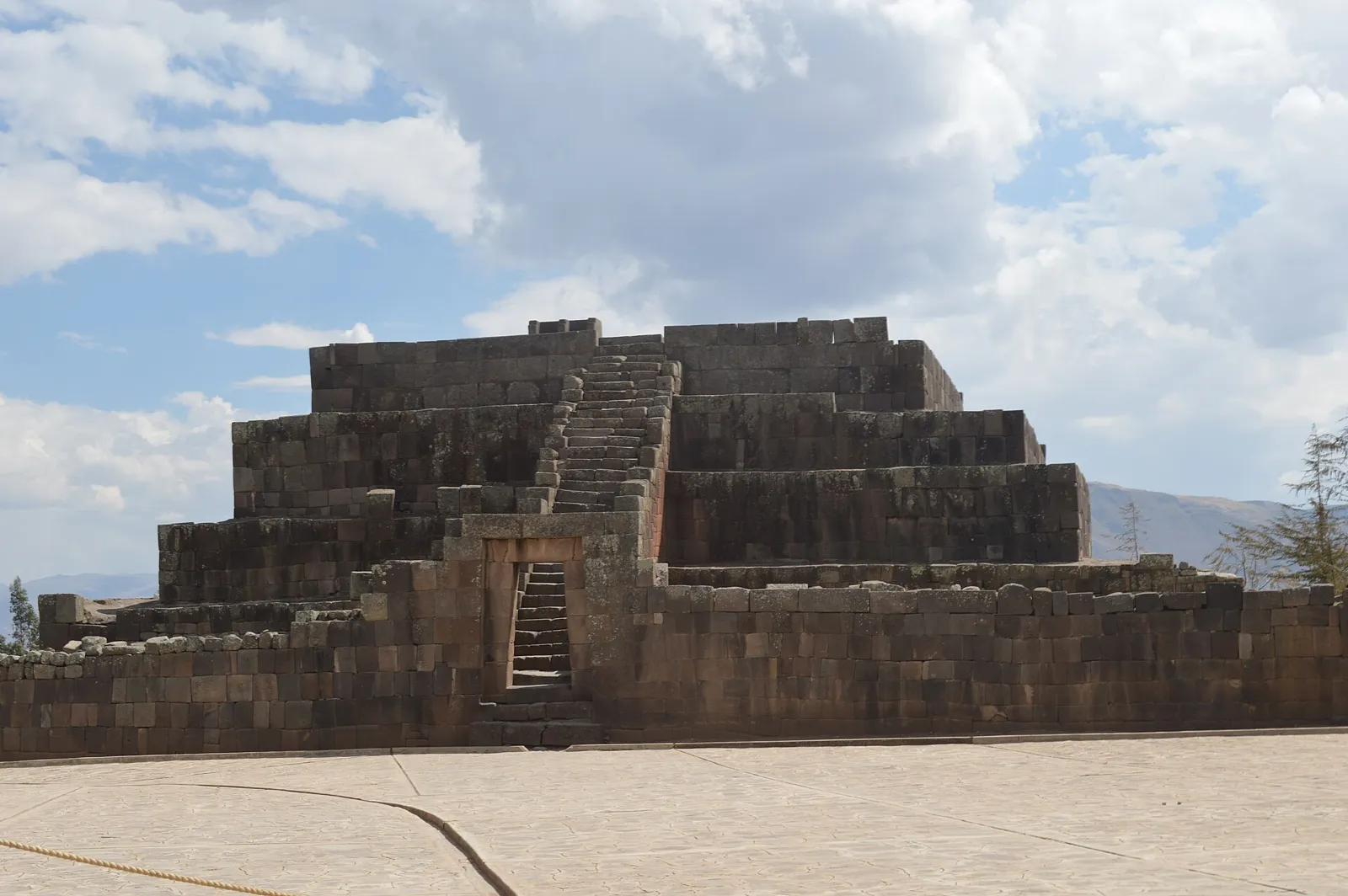 Ushnu de Vilcashuamán, pirâmide inca de pedra com cinco plataformas e escadaria central, na região de Ayacucho