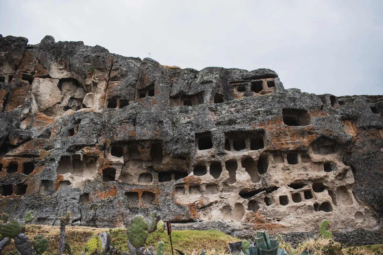 Paredão de rocha vulcânica com dezenas de nichos funerários das Ventanillas de Otuzco, perto de Cajamarca